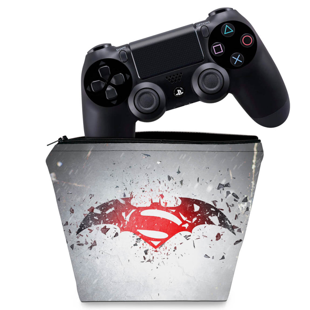 Capa Case PS4 Controle - Batman Vs Superman Logo - Pop Arte Skins