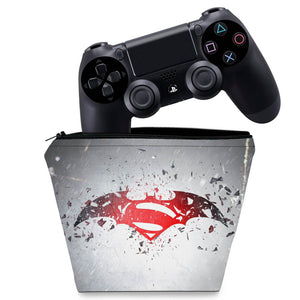 Capa Case PS4 Controle - Batman Vs Superman Logo - Pop Arte Skins
