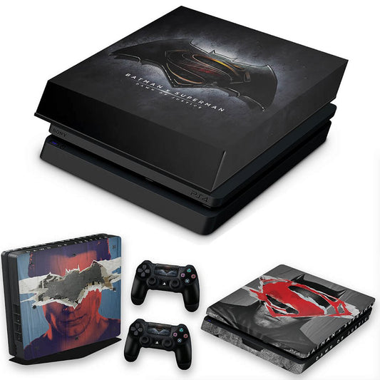 KIT Capa Anti Poeira e Skin Anti-Rage PS4 Slim - Batman Vs Superman
