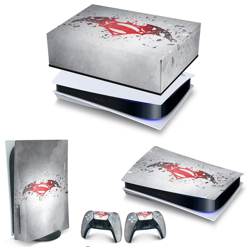 KIT Capa Anti Poeira e Skin Anti-Rage PS5 Fat Horizontal - Batman Vs Superman Logo