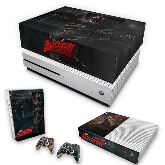 KIT Capa Anti Poeira e Skin Anti-Rage Xbox One S Slim - Daredevil Demolidor