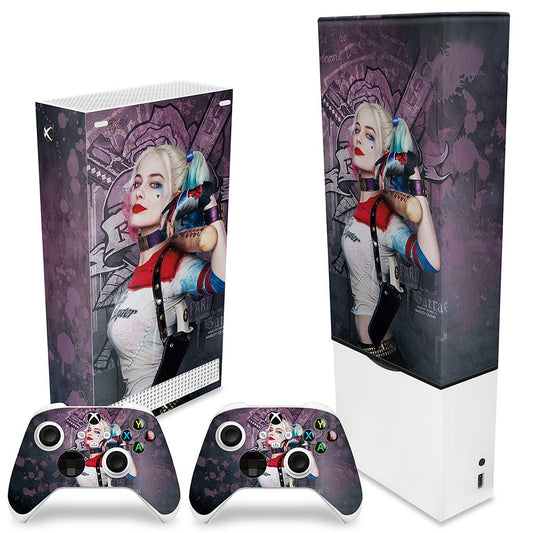 KIT Xbox Series S Capa Anti Poeira e Skin Anti-Rage Vertical - Arlequina Harley Quinn